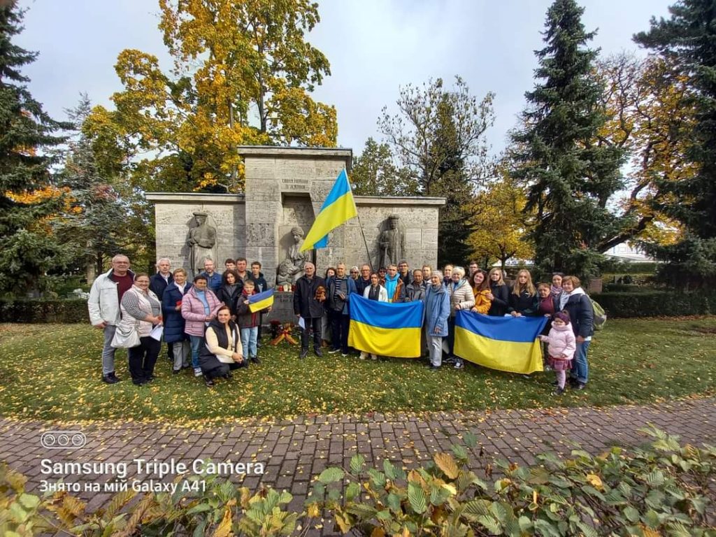 Gedenken an die verstorbenen Kriegsgefangenen und Verteidiger am Ukrainischen Denkmal