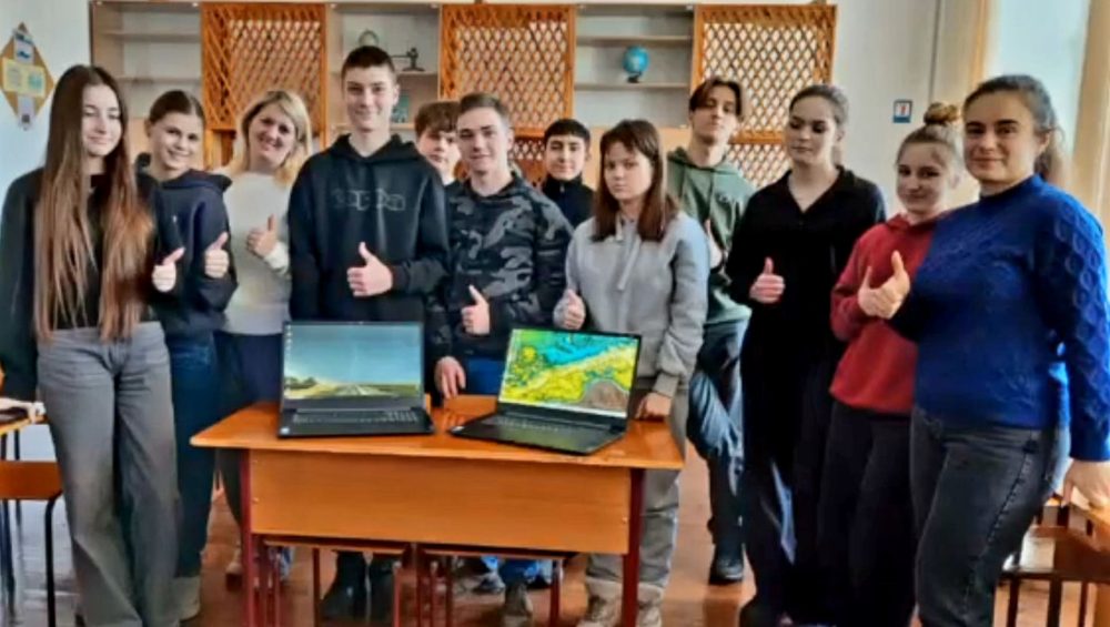 Unterstützung der Bildung im Krieg: Neue Laptops für das Gymnasium in Borsna, Oblast Tschernihiw